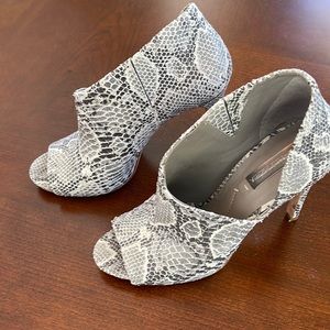 BCBGMAXAZRIA Snakeskin Heels Size 8M - Like New Women | Gray Ivory